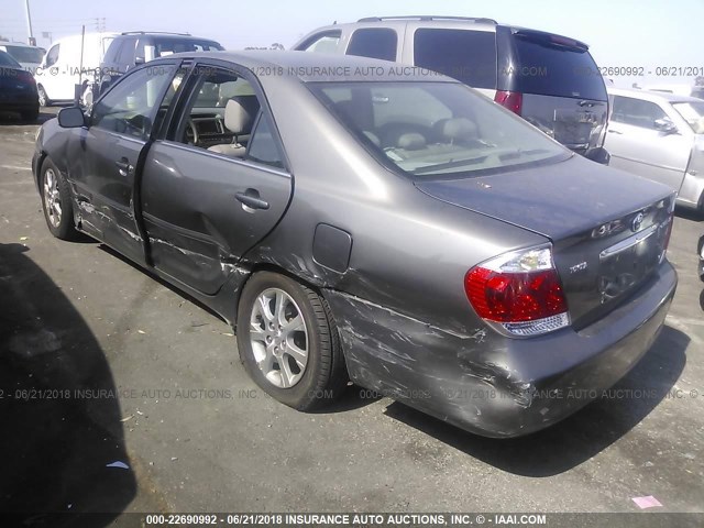 4T1BF32K25U591564 - 2005 TOYOTA CAMRY LE/XLE/SE ნაცრისფერი ფოტო 3