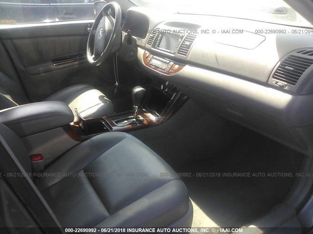 4T1BF32K25U591564 - 2005 TOYOTA CAMRY LE/XLE/SE ნაცრისფერი ფოტო 5