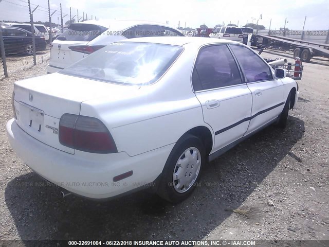 1HGCD5635TA284645 - 1996 HONDA ACCORD LX/EX WHITE photo 4