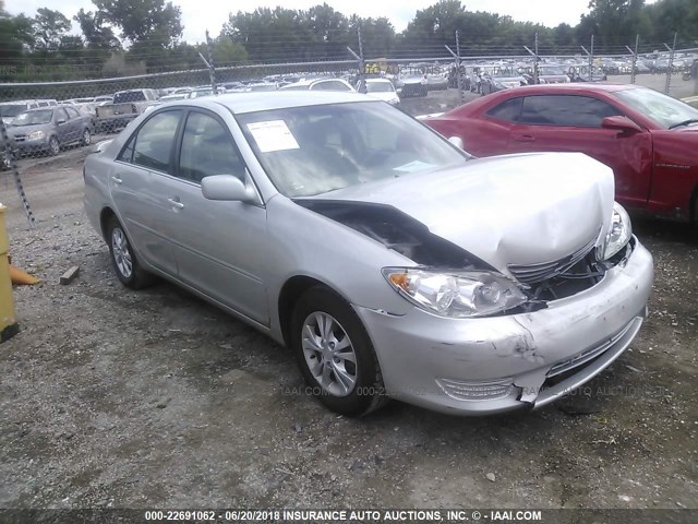 4T1BE32K45U609100 - 2005 TOYOTA CAMRY LE/XLE/SE ვერცხლისფერი ფოტო 1
