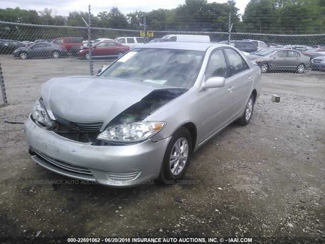 4T1BE32K45U609100 - 2005 TOYOTA CAMRY LE/XLE/SE ვერცხლისფერი ფოტო 2