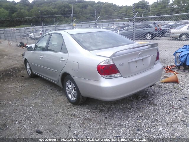 4T1BE32K45U609100 - 2005 TOYOTA CAMRY LE/XLE/SE ვერცხლისფერი ფოტო 3