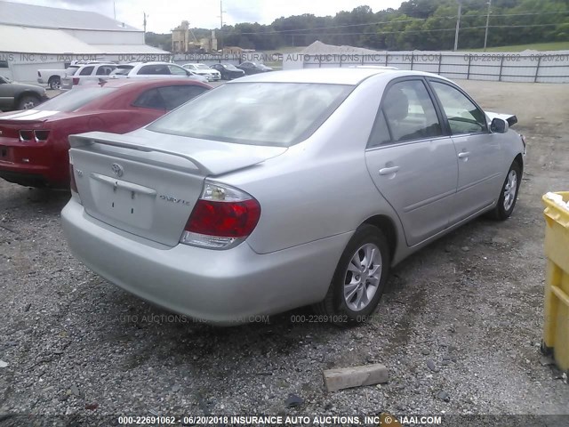 4T1BE32K45U609100 - 2005 TOYOTA CAMRY LE/XLE/SE ვერცხლისფერი ფოტო 4