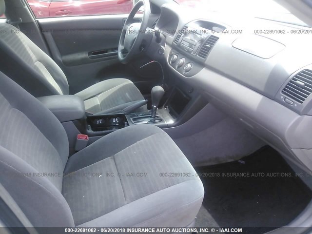 4T1BE32K45U609100 - 2005 TOYOTA CAMRY LE/XLE/SE ვერცხლისფერი ფოტო 5