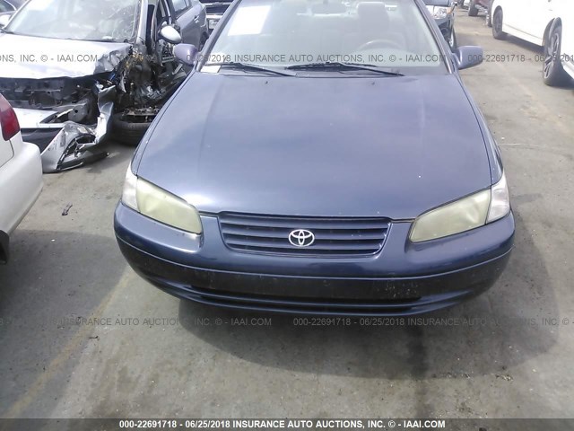 4T1BG22K0WU293717 - 1998 TOYOTA CAMRY CE/LE/XLE Navy photo 6