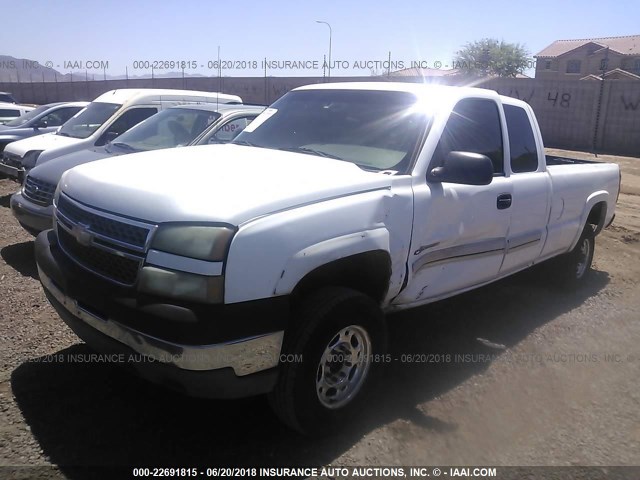 1GCHC29U45E239184 - 2005 CHEVROLET SILVERADO C2500 HEAVY DUTY WHITE photo 2