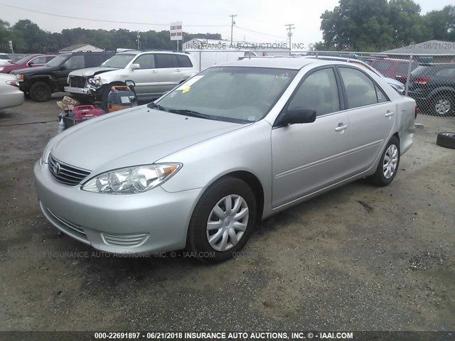 4T1BE32K85U016890 - 2005 TOYOTA CAMRY LE/XLE/SE ვერცხლისფერი ფოტო 2