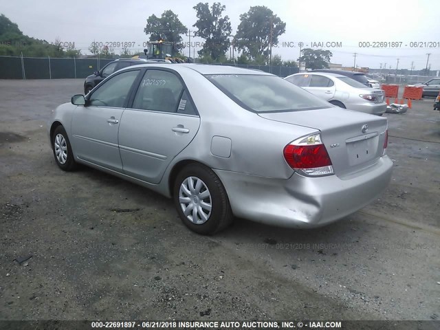4T1BE32K85U016890 - 2005 TOYOTA CAMRY LE/XLE/SE ვერცხლისფერი ფოტო 3