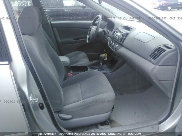 4T1BE32K85U016890 - 2005 TOYOTA CAMRY LE/XLE/SE ვერცხლისფერი ფოტო 5