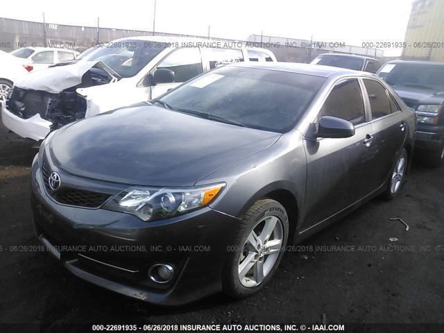 4T1BF1FK5EU359300 - 2014 TOYOTA CAMRY L/SE/LE/XLE ნაცრისფერი ფოტო 2