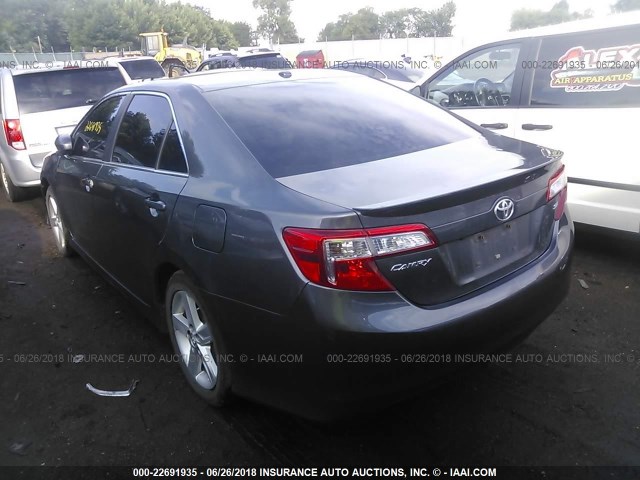 4T1BF1FK5EU359300 - 2014 TOYOTA CAMRY L/SE/LE/XLE ნაცრისფერი ფოტო 3