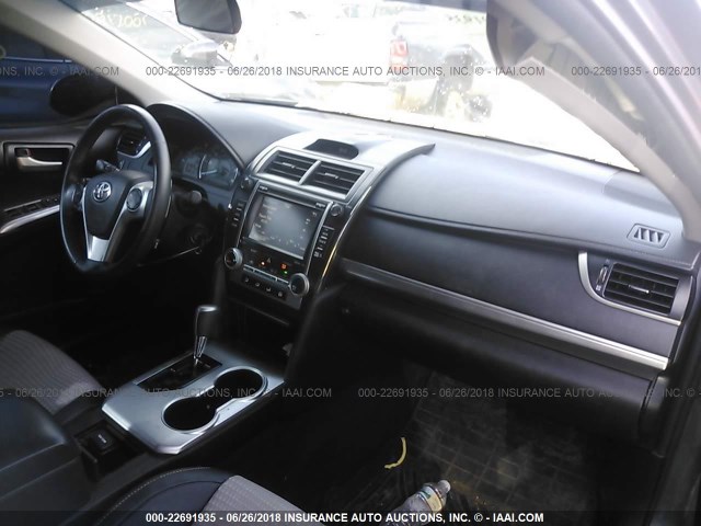 4T1BF1FK5EU359300 - 2014 TOYOTA CAMRY L/SE/LE/XLE ნაცრისფერი ფოტო 5
