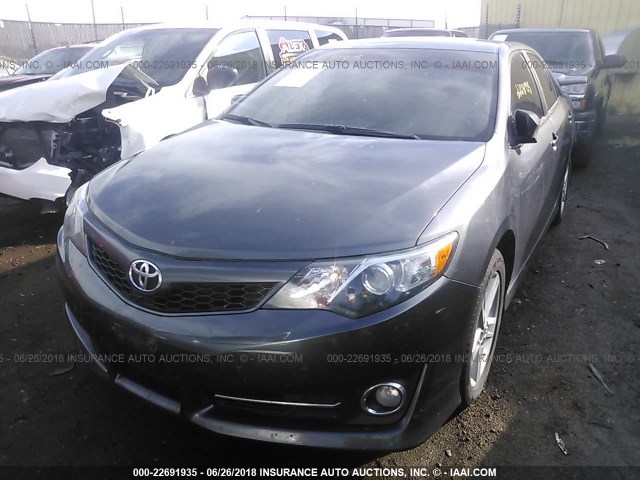 4T1BF1FK5EU359300 - 2014 TOYOTA CAMRY L/SE/LE/XLE ნაცრისფერი ფოტო 6