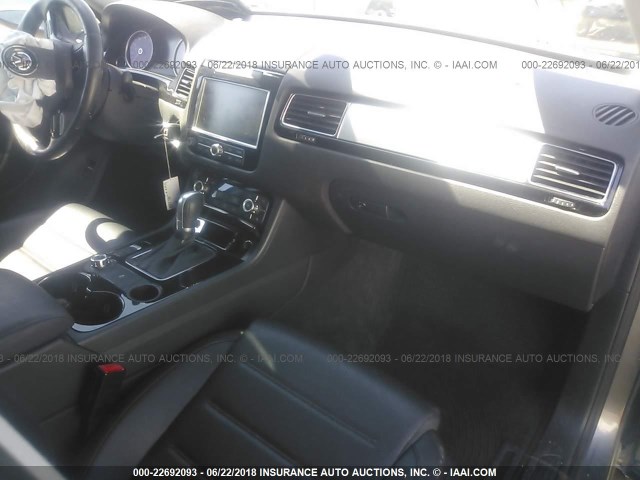 WVGFF9BP3BD002243 - 2011 VOLKSWAGEN TOUAREG V6 GRAY photo 5