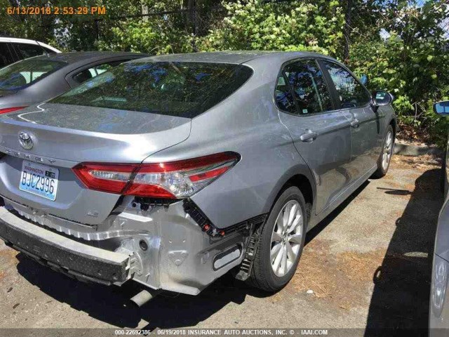 4T1B11HK5JU593796 - 2018 TOYOTA CAMRY L/LE/XLE/SE/XSE SILVER photo 17