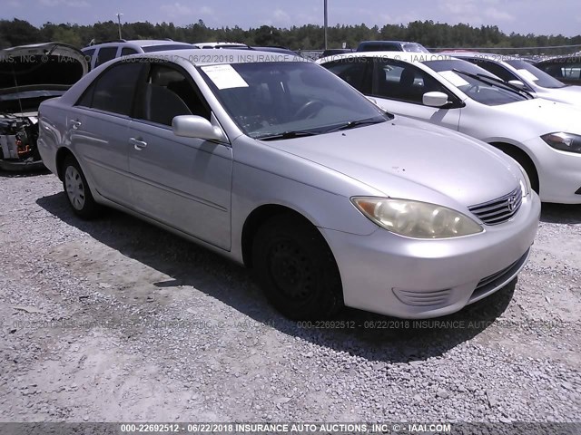 4T1BE32K05U974664 - 2005 TOYOTA CAMRY LE/XLE/SE SILVER photo 1