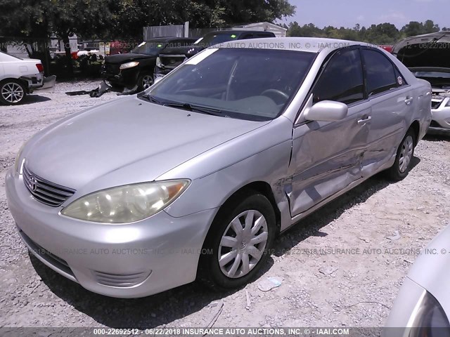 4T1BE32K05U974664 - 2005 TOYOTA CAMRY LE/XLE/SE ვერცხლისფერი ფოტო 2