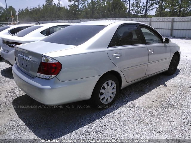 4T1BE32K05U974664 - 2005 TOYOTA CAMRY LE/XLE/SE ვერცხლისფერი ფოტო 4