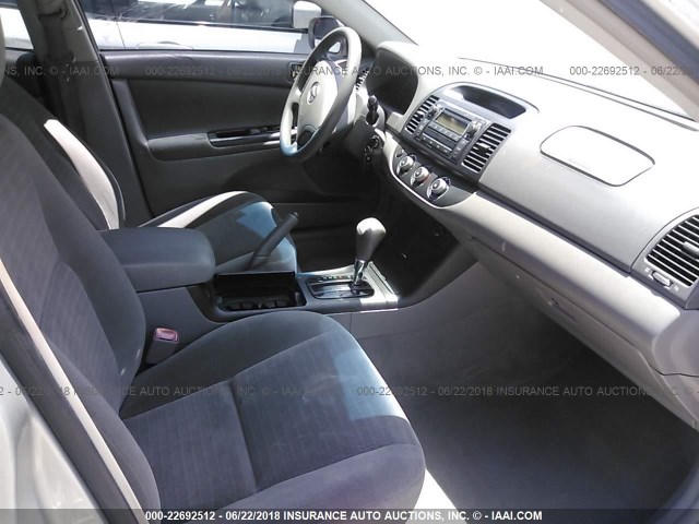 4T1BE32K05U974664 - 2005 TOYOTA CAMRY LE/XLE/SE ვერცხლისფერი ფოტო 5