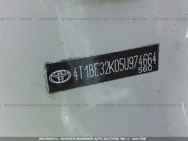 4T1BE32K05U974664 - 2005 TOYOTA CAMRY LE/XLE/SE ვერცხლისფერი ფოტო 9