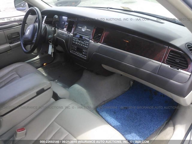 1LNHM81W73Y652916 - 2003 LINCOLN TOWN CAR EXECUTIVE Gold Foto 5