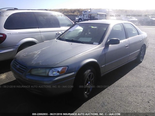 JT2BF22K6W0143988 - 1998 TOYOTA CAMRY CE/LE/XLE SILVER photo 2