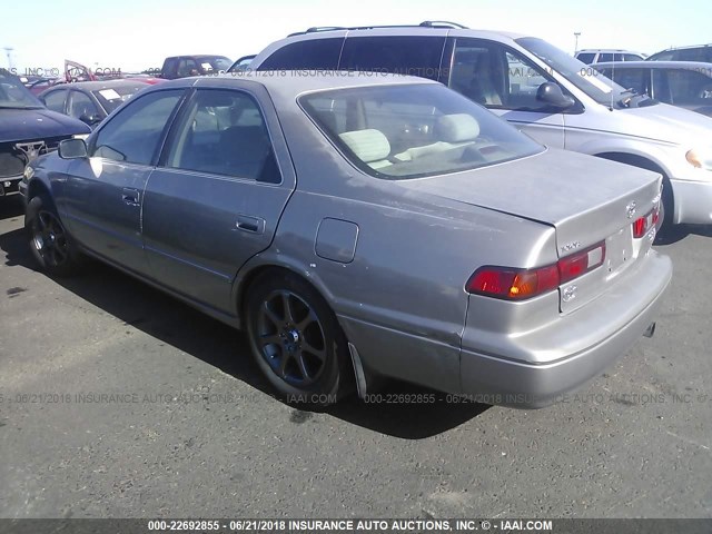 JT2BF22K6W0143988 - 1998 TOYOTA CAMRY CE/LE/XLE SILVER photo 3