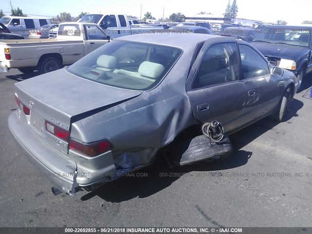 JT2BF22K6W0143988 - 1998 TOYOTA CAMRY CE/LE/XLE SILVER photo 4