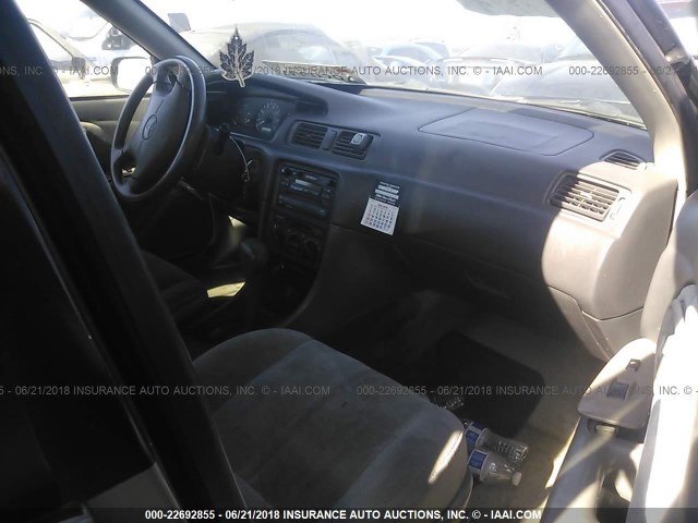 JT2BF22K6W0143988 - 1998 TOYOTA CAMRY CE/LE/XLE 银色 照片 5