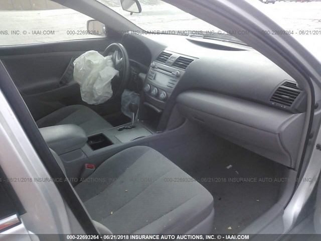 4T4BE46K09R092308 - 2009 TOYOTA CAMRY SE/LE/XLE ვერცხლისფერი ფოტო 5