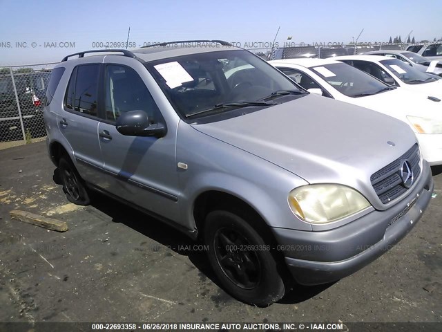 4JGAB54EXXA133785 - 1999 MERCEDES-BENZ ML 320 SILVER photo 1