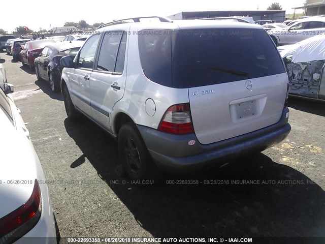 4JGAB54EXXA133785 - 1999 MERCEDES-BENZ ML 320 SILVER photo 3