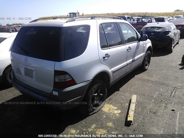 4JGAB54EXXA133785 - 1999 MERCEDES-BENZ ML 320 SILVER photo 4