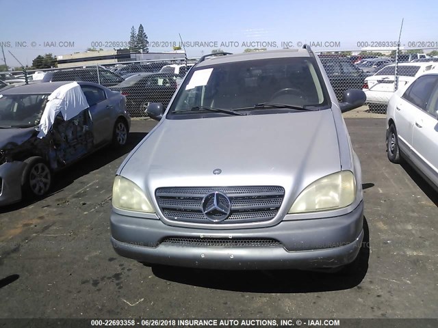 4JGAB54EXXA133785 - 1999 MERCEDES-BENZ ML 320 SILVER photo 6