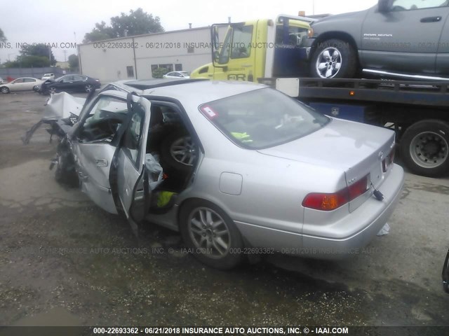 4T1BF28K31U966387 - 2001 TOYOTA CAMRY LE/XLE SILVER photo 3