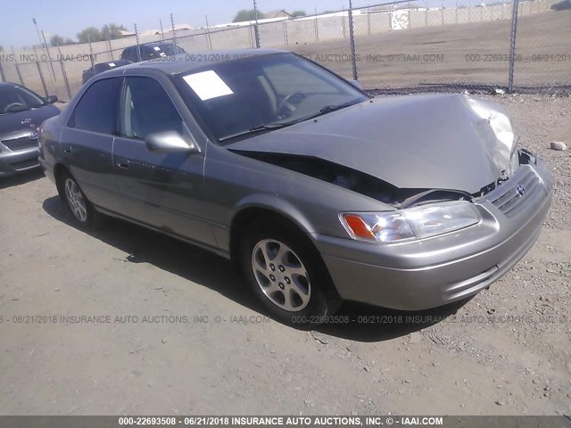 JT2BF22KXX0154638 - 1999 TOYOTA CAMRY LE/XLE GREEN photo 1