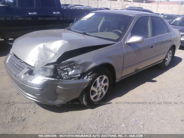 JT2BF22KXX0154638 - 1999 TOYOTA CAMRY LE/XLE GREEN photo 2