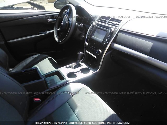 4T1BF1FKXGU535440 - 2016 TOYOTA CAMRY LE/XLE/SE/XSE 银色 照片 5