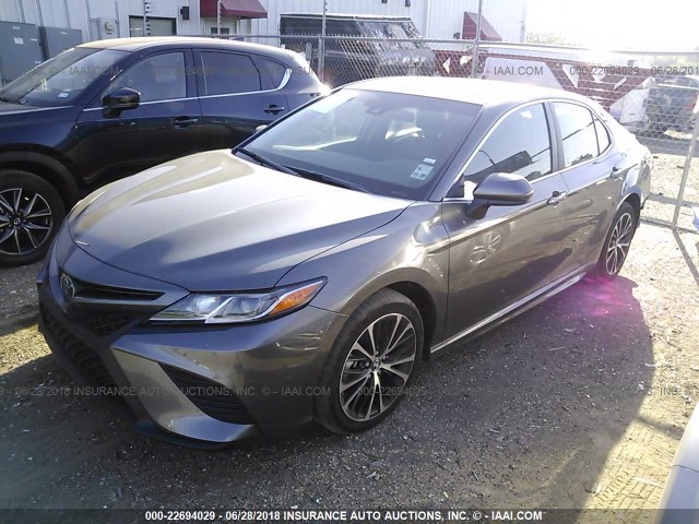 4T1B11HK4JU601645 - 2018 TOYOTA CAMRY L/LE/XLE/SE/XSE GRAY photo 2