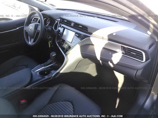 4T1B11HK4JU601645 - 2018 TOYOTA CAMRY L/LE/XLE/SE/XSE GRAY photo 5