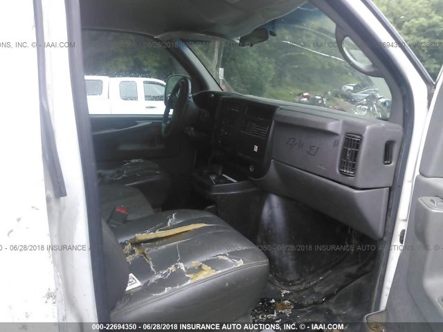 1GCGG25U041126957 - 2004 CHEVROLET EXPRESS G2500  WHITE photo 5