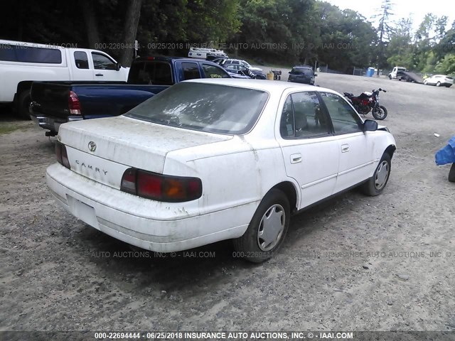 4T1BG12K3TU697259 - 1996 TOYOTA CAMRY DX/LE/XLE WHITE photo 4