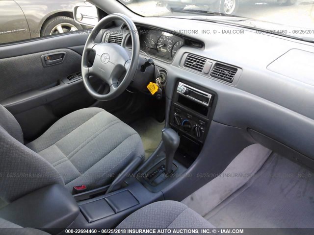 4T1BG22K7YU706963 - 2000 TOYOTA CAMRY CE/LE/XLE 银色 照片 5