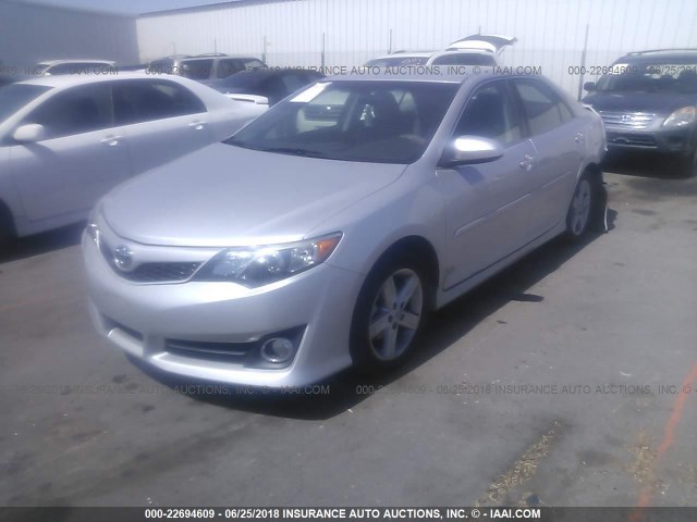4T1BF1FK5EU370751 - 2014 TOYOTA CAMRY L/SE/LE/XLE 银色 照片 2