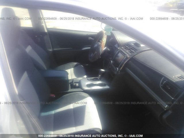 4T1BF1FK5EU370751 - 2014 TOYOTA CAMRY L/SE/LE/XLE 银色 照片 5