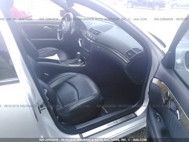 WDBUF77X98B267910 - 2008 MERCEDES-BENZ E 63 AMG 银色 照片 5