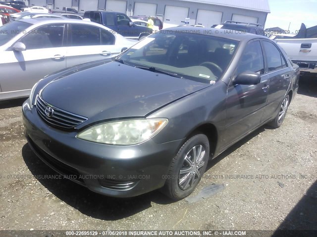 JTDBE32K663059880 - 2006 TOYOTA CAMRY LE/XLE BROWN photo 2