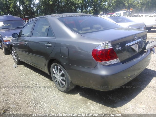 JTDBE32K663059880 - 2006 TOYOTA CAMRY LE/XLE BROWN photo 3