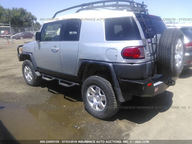 JTEBU11F070074112 - 2007 TOYOTA FJ CRUISER SILVER photo 3