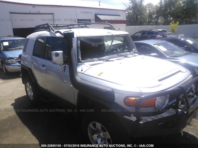 JTEBU11F070074112 - 2007 TOYOTA FJ CRUISER SILVER photo 6